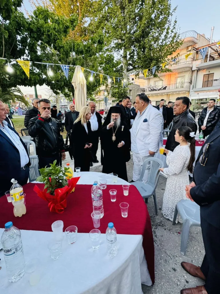 Κάτω Αχαΐα: Ο Δεσπότης μαγείρεψε για τους Τσιγγάνους ΦΩΤΟ