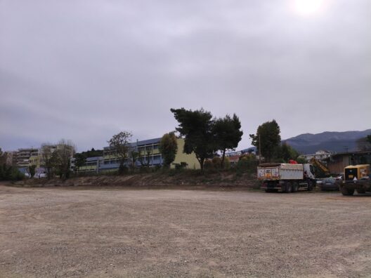 Πάτρα: Ο δήμος έκοψε χόρτα στην Ανθούπολη ΦΩΤΟ