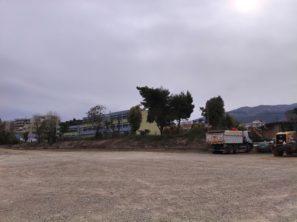 Πάτρα: Ο δήμος έκοψε χόρτα στην Ανθούπολη ΦΩΤΟ