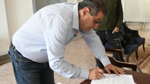 Πάτρα: Υπογραφή Πελετίδη για την κατασκευή και επισκευή πεζοδρομίων