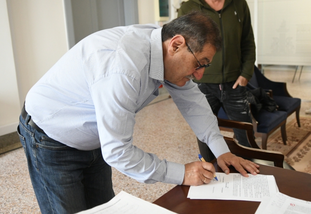 Πάτρα: Υπογραφή Πελετίδη για την κατασκευή και επισκευή πεζοδρομίων