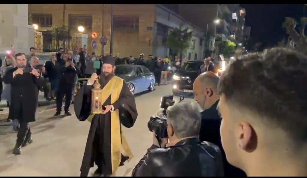 Αχαΐα: Επισημότητα στην άφιξη του Αγίου Φωτός σε Πάτρα και Αίγιο ΦΩΤΟ