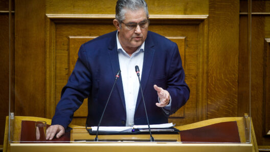 Κουτσούμπας σε Μητσοτάκη στη Βουλή: «Εμείς δεν είμαστε και ούτε θα γίνουμε ποτέ σαν τα μούτρα σας» 33 Κουτσούμπας σε Μητσοτάκη στη Βουλή: «Εμείς δεν είμαστε και ούτε θα γίνουμε ποτέ σαν τα μούτρα σας»