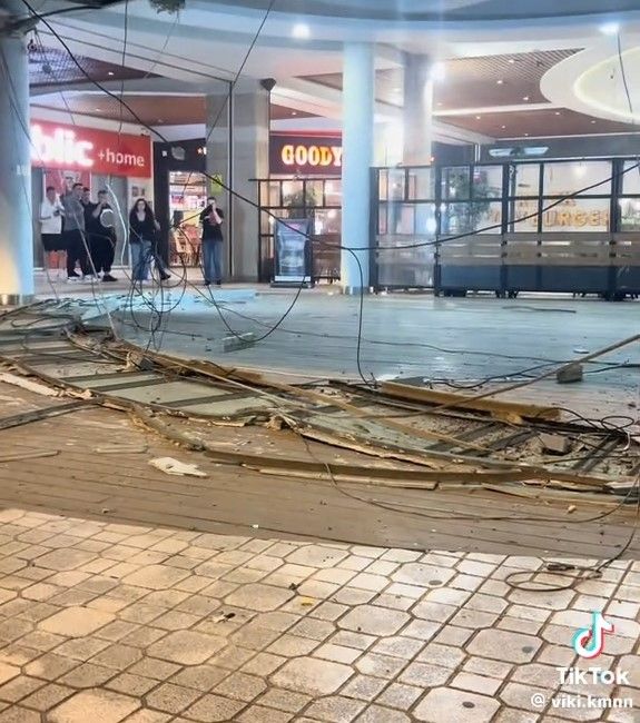 Πάτρα: Κατέρρευσε τμήμα οροφής στη Βέσο Μάρε ΦΩΤΟ 29 Πάτρα: Κατέρρευσε τμήμα οροφής στη Βέσο Μάρε ΦΩΤΟ