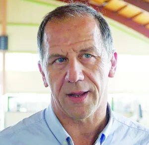 «Συνεχίζουμε την υποκρισία»