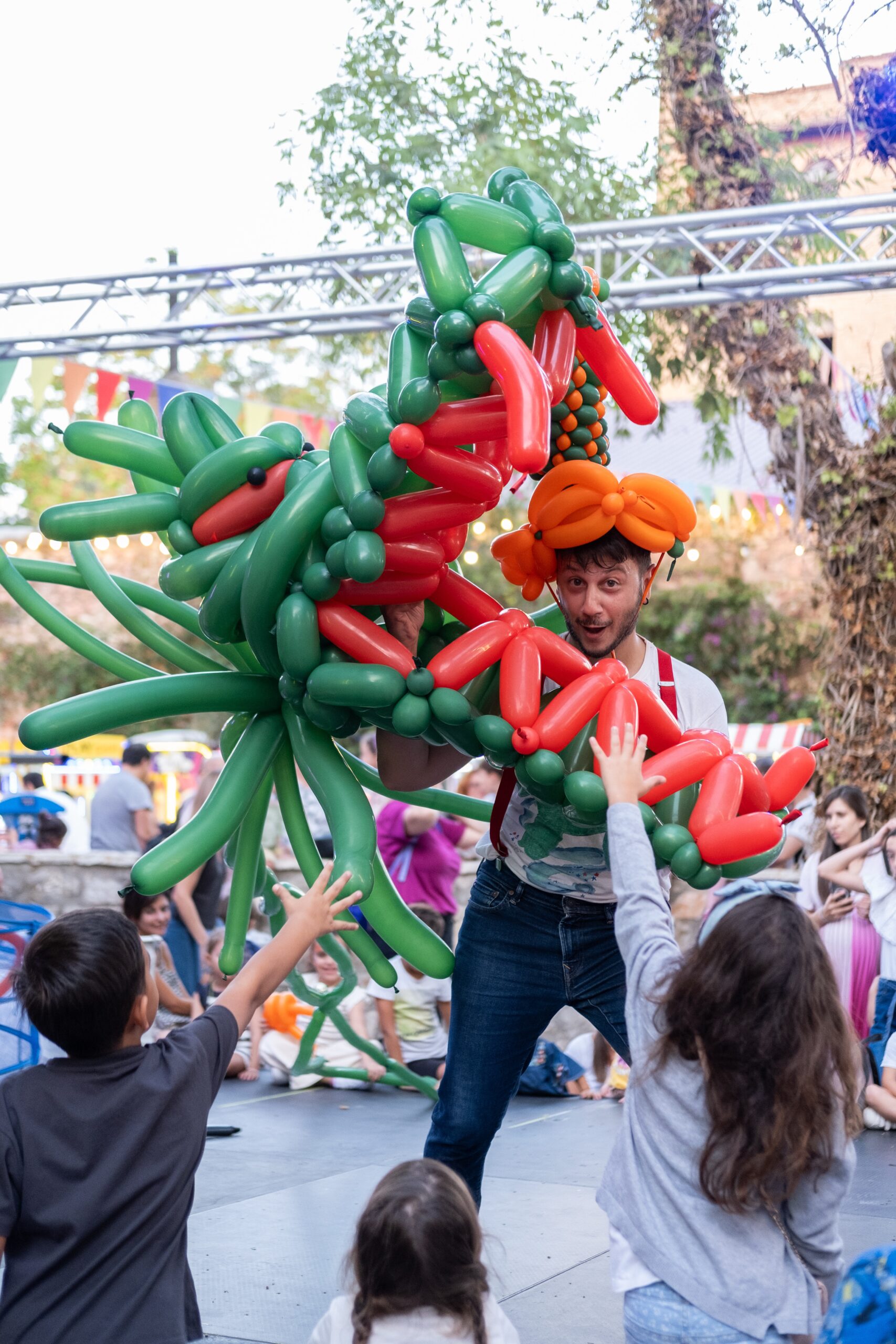 Στο θέατρο act η παράσταση «Περιπέτειες στη μπαλονούπολη – The Balloon Show» ΦΩΤΟ