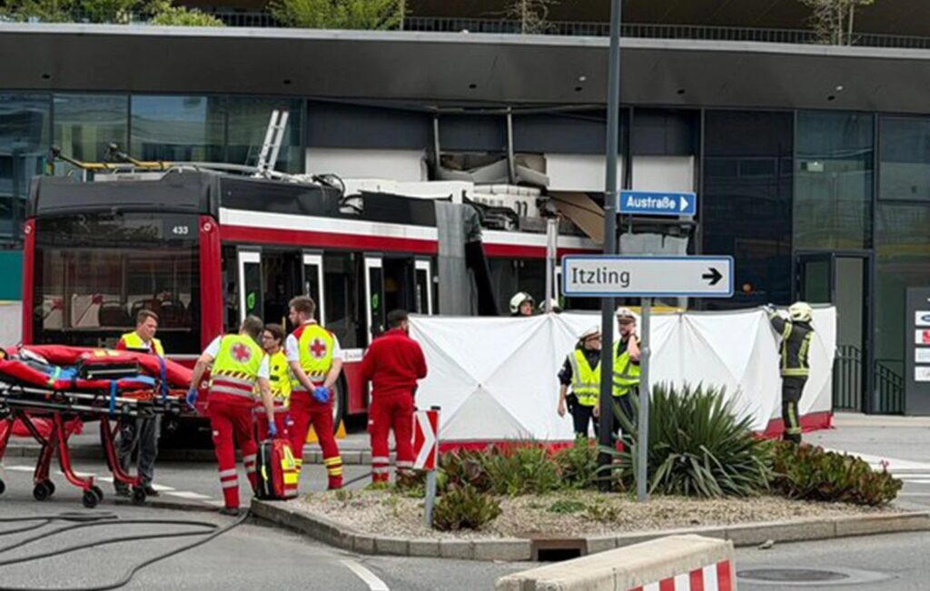 Αυστρία: Λεωφορείο μπούκαρε σε σούπερ μάρκετ - Ένας νεκρός και 7 τραυματίες