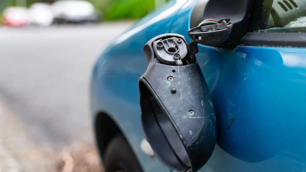 Πάτρα: Γυναίκα «διέλυσε» 8 αυτοκίνητα με...καδρόνι - H ταυτότητά της