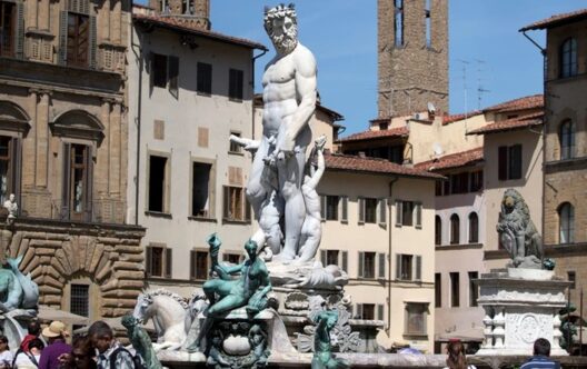 Ζημιά χιλιάδων ευρώ από τουρίστρια σε άγαλμα για τα γεννητικά του όργανα