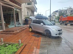 Αγρίνιο: Όχημα έπεσε σε φούρνο και έσπασε τη τζαμαρια ΒΙΝΤΕΟ ΦΩΤΟ