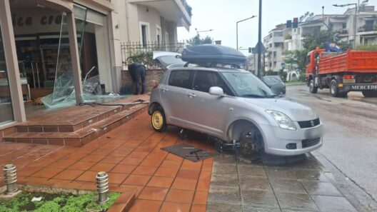 Αγρίνιο: Όχημα έπεσε σε φούρνο και έσπασε τη τζαμαρια ΒΙΝΤΕΟ ΦΩΤΟ