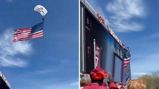 Αλεξιπτωτιστής «καρφώθηκε» σε πίνακα σταδιού κατά τη διάρκεια αγώνα ΒΙΝΤΕΟ