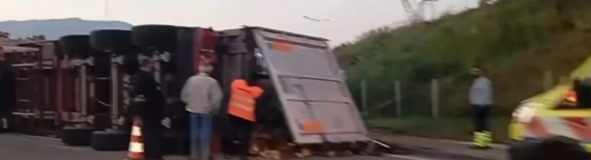 Αντίρριο: Σοβαρό τροχαίο με νταλίκα που «δίπλωσε»