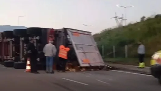 Αντίρριο: Σοβαρό τροχαίο με νταλίκα που «δίπλωσε»