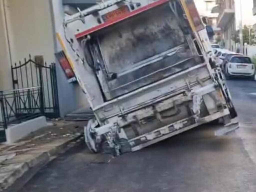 Πάτρα: Βούλιαξε σκουπιδιάρικο σε δρόμο - Αναστάτωση και ένας τραυματίας