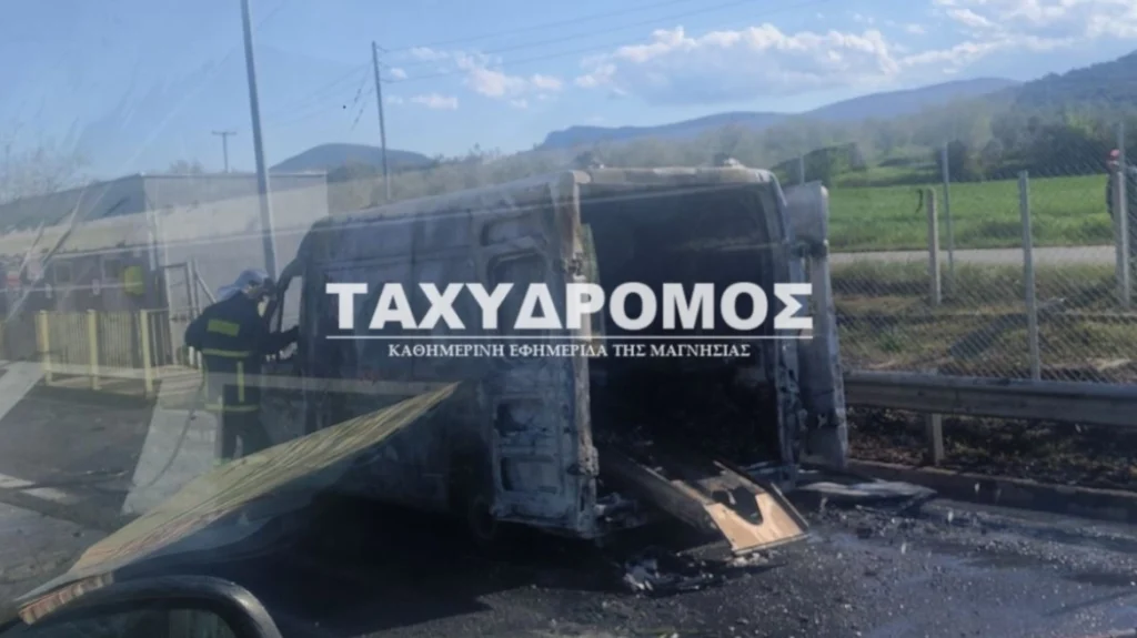 Ασθενοφόρο που μετέφερε 12χρονο τυλίχθηκε στις φλόγες - Κάηκε ολοσχερώς ΦΩΤΟ