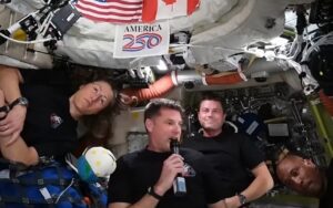 ΑΠΕΥΘΕΙΑΣ η επιστροφή στη γη των αστροναυτών του «Artemis II» - Η προσθαλάσσωση με τα 11 αλεξίπτωτα