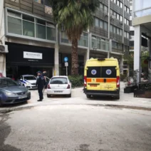 Αθήνα: Θρίλερ με νεκρή γυναίκα σε ακάλυπτο πολυκατοικίας