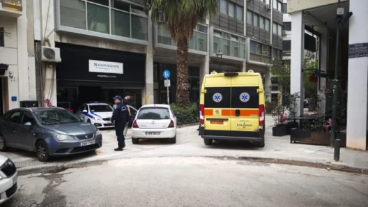 Αθήνα: Θρίλερ με νεκρή γυναίκα σε ακάλυπτο πολυκατοικίας