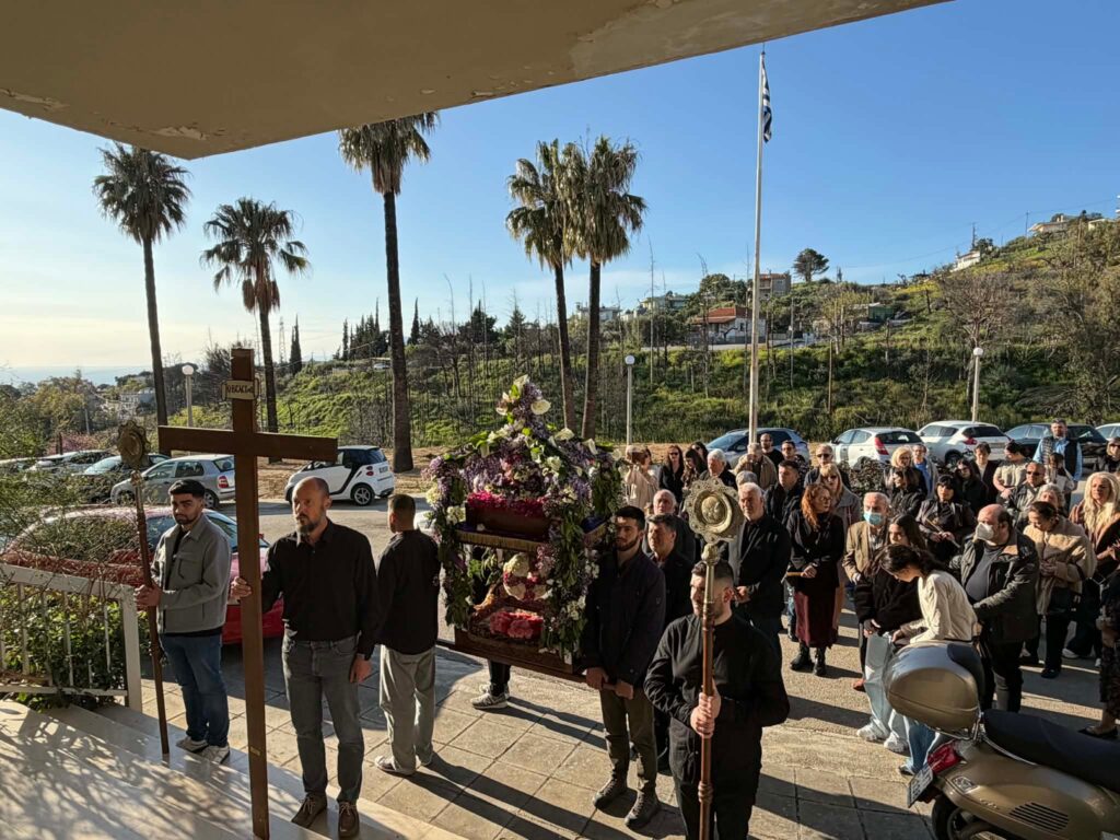 Η περιφορά του Επιταφίου στο «Κωνσταντοπούλειο» Ευγηρείο Πάτρας ΦΩΤΟ 28 Η περιφορά του Επιταφίου στο «Κωνσταντοπούλειο» Ευγηρείο Πάτρας ΦΩΤΟ