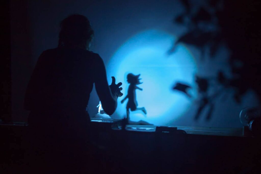 Η παράσταση «Το Κορίτσι που Ήθελε να Αγγίξει το Μισοφέγγαρο» στο Λιθογραφείον ΦΩΤΟ