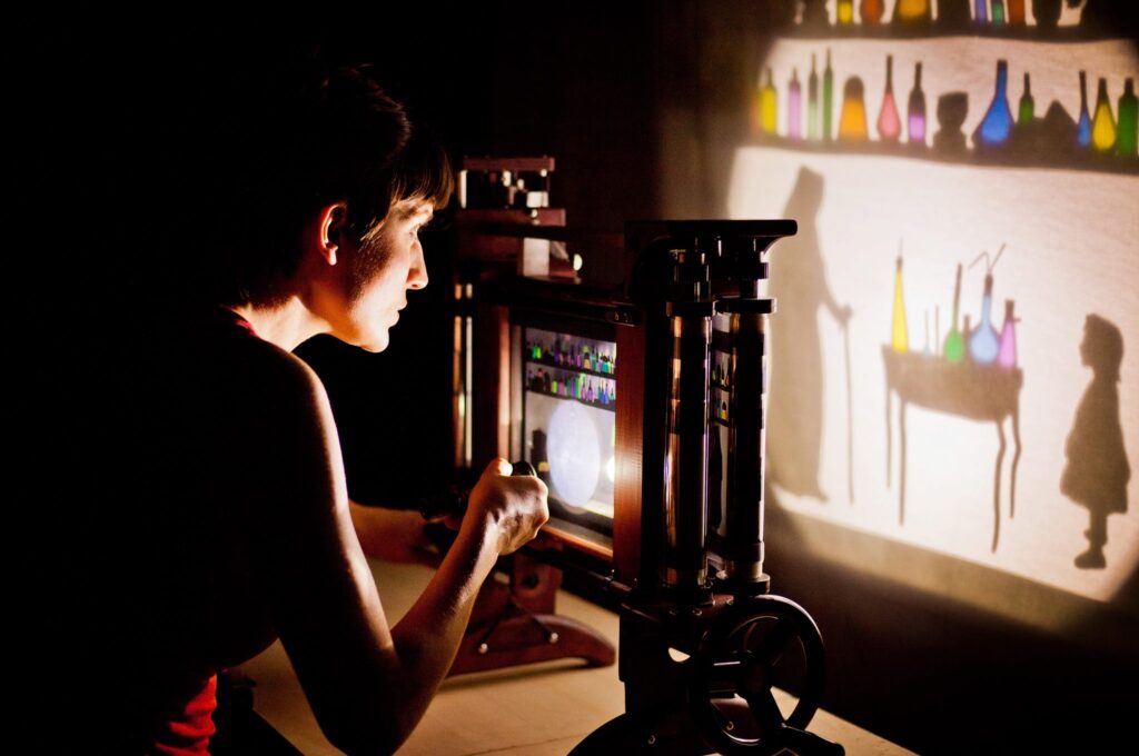 Η παράσταση «Το Κορίτσι που Ήθελε να Αγγίξει το Μισοφέγγαρο» στο Λιθογραφείον ΦΩΤΟ