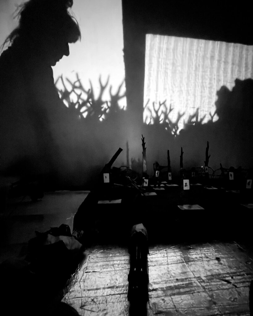 Η παράσταση «Το Κορίτσι που Ήθελε να Αγγίξει το Μισοφέγγαρο» στο Λιθογραφείον ΦΩΤΟ