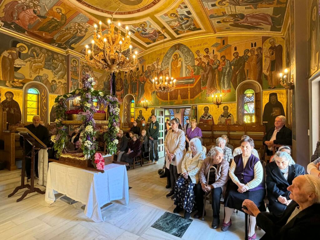 Η περιφορά του Επιταφίου στο «Κωνσταντοπούλειο» Ευγηρείο Πάτρας ΦΩΤΟ 26 Η περιφορά του Επιταφίου στο «Κωνσταντοπούλειο» Ευγηρείο Πάτρας ΦΩΤΟ