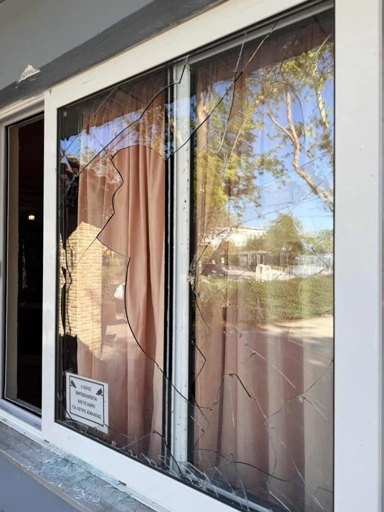 Πάτρα: Βανδαλισμοί σε γραφεία συλλόγου - Τα έσπασαν και έγραψαν συνθήματα κατά των Αστυνομικών ΦΩΤΟ