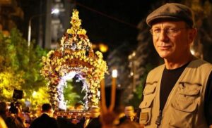 Ο χολιγουντιανός Ντάνιελ Γκρεγκ στην περιφορά Επιταφίου στη Γλυφάδα ΦΩΤΟ