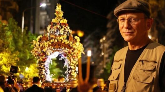 Ο χολιγουντιανός Ντάνιελ Γκρεγκ στην περιφορά Επιταφίου στη Γλυφάδα ΦΩΤΟ