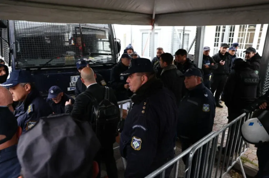 Διακοπή στη δίκη των Τεμπών: Ενταση με Καρυστιανού - Κωνσταντοπούλου, επεισόδιο με Ρούτσι ΦΩΤΟ - ΒΙΝΤΕΟ