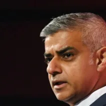 Σακίδιο με όπλα άφησαν αστυνομικοί έξω από το σπίτι του Δημάρχου στο Λονδίνο