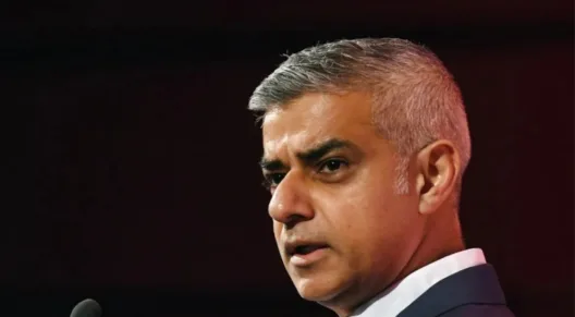 Σακίδιο με όπλα άφησαν αστυνομικοί έξω από το σπίτι του Δημάρχου στο Λονδίνο 29 Σακίδιο με όπλα άφησαν αστυνομικοί έξω από το σπίτι του Δημάρχου στο Λονδίνο