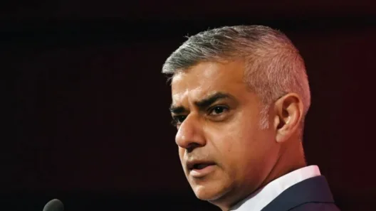 Σακίδιο με όπλα άφησαν αστυνομικοί έξω από το σπίτι του Δημάρχου στο Λονδίνο