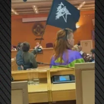 Αναρχικοί εισέβαλαν στο δημοτικό συμβούλιο της Αθήνας ΒΙΝΤΕ0