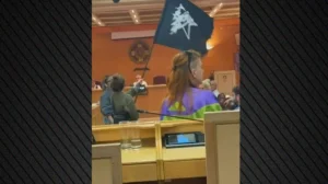 Αναρχικοί εισέβαλαν στο δημοτικό συμβούλιο της Αθήνας ΒΙΝΤΕ0