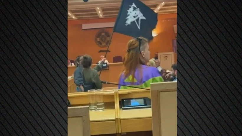 Αναρχικοί εισέβαλαν στο δημοτικό συμβούλιο της Αθήνας ΒΙΝΤΕ0