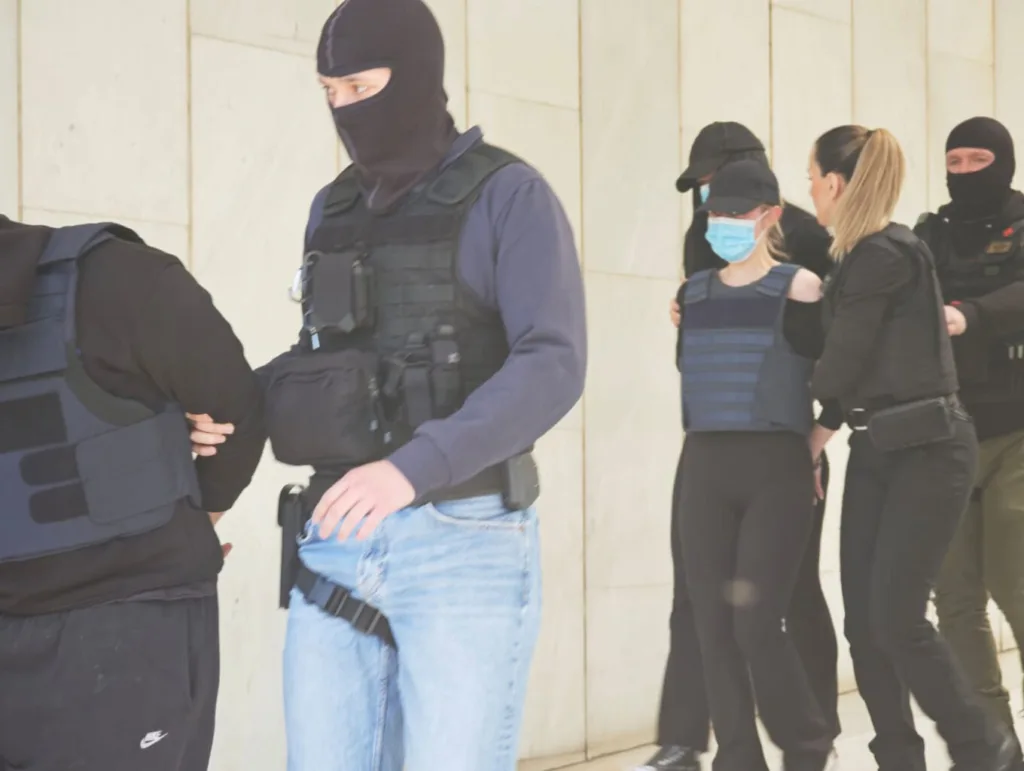 Δολοφονία 27χρονου στον Άγιο Δημήτριο: Δίωξη για υπόθαλψη εγκληματία στον 18χρονο και τις κοπέλες