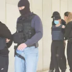 Δολοφονία 27χρονου στον Άγιο Δημήτριο: Δίωξη για υπόθαλψη εγκληματία στον 18χρονο και τις κοπέλες