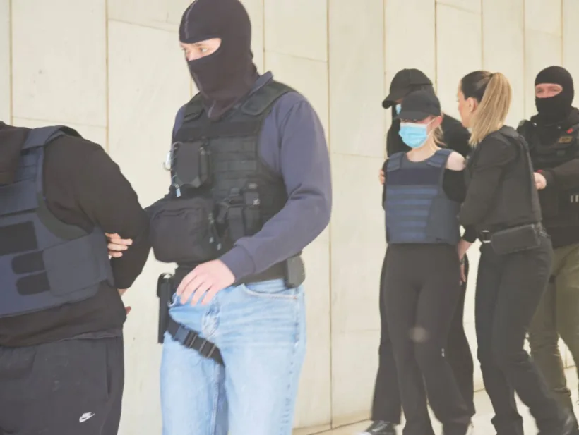 Δολοφονία 27χρονου στον Άγιο Δημήτριο: Δίωξη για υπόθαλψη εγκληματία στον 18χρονο και τις κοπέλες