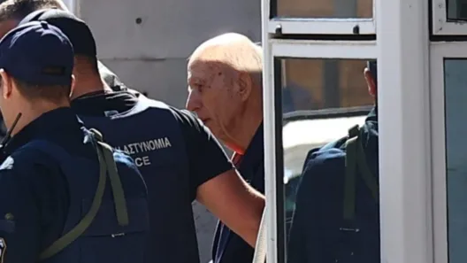 Βαρύτατες διώξεις στον 89χρονο για τις επιθέσεις σε ΕΦΚΑ και Εφετείο: «Προτιμώ τη φυλακή από το γηροκομείο»