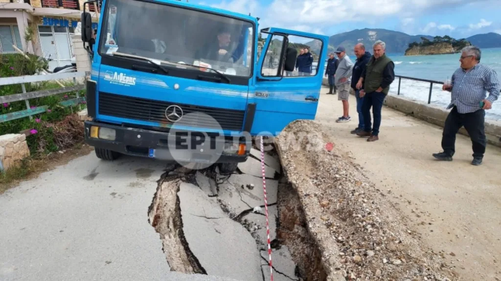 Υποχώρησε δρόμος, «βούλιαξε» φορτηγό στη Ζάκυνθο ΦΩΤΟ