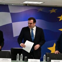 Η εξειδίκευση των 8 νέων μέτρων για παιδιά, δανειολήπτες και επιχειρήσεις - Τι αλλάζει στους συνταξιούχους ΒΙΝΤΕΟ ΠΙΝΑΚΕΣ