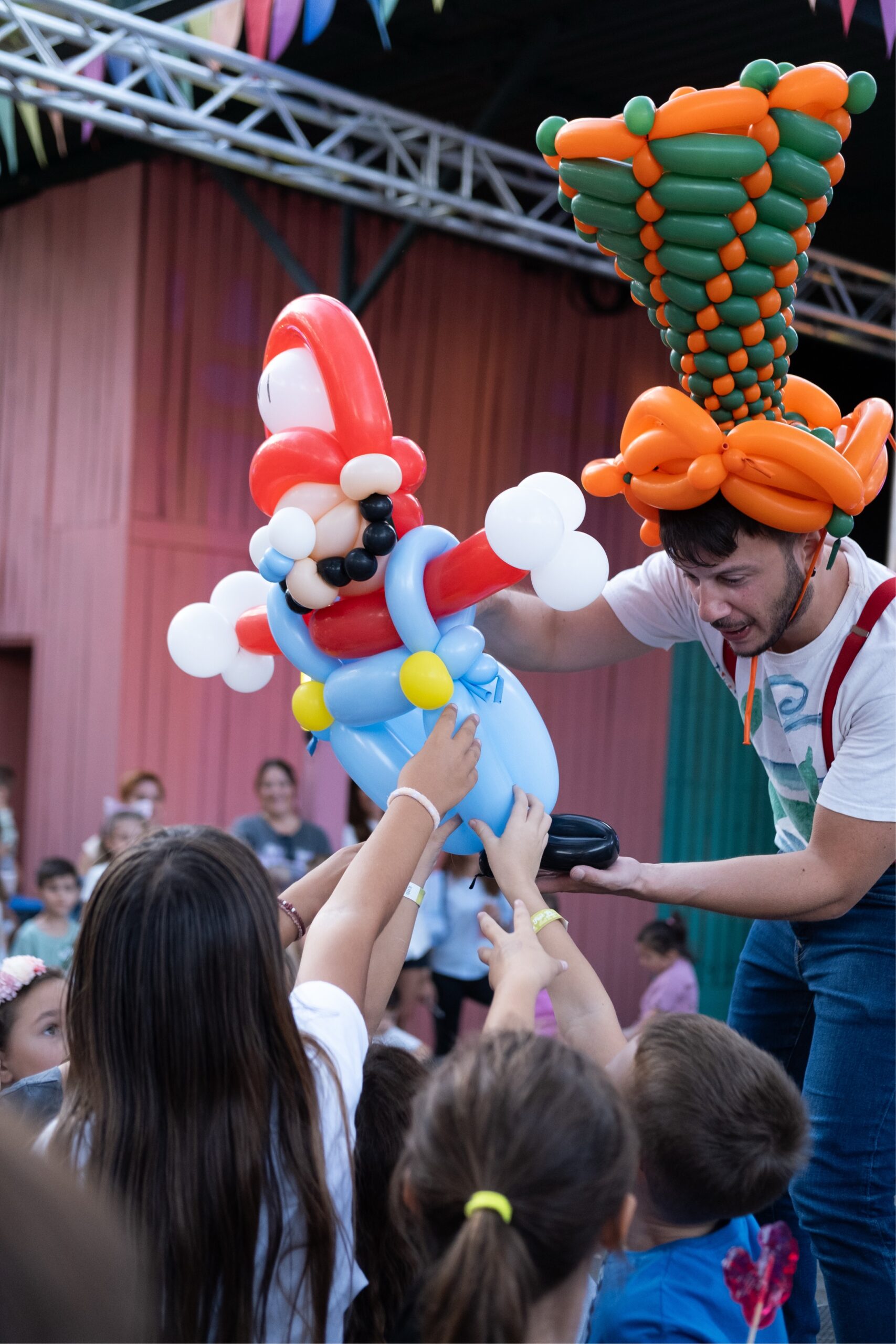 Στο θέατρο act η παράσταση «Περιπέτειες στη μπαλονούπολη – The Balloon Show» ΦΩΤΟ