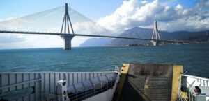 Ρίο: Διάσωση λουόμενης από φέρι μποτ όταν παρασύρθηκε από θαλάσσια ρεύματα