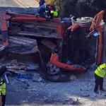 Ανατροπή φορτηγού στη Βουλιαγμένης: Τεράστιες ουρές