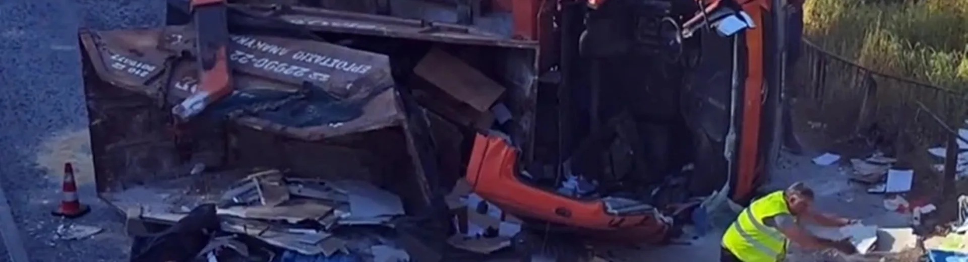 Ανατροπή φορτηγού στη Βουλιαγμένης: Τεράστιες ουρές