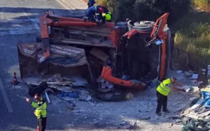 Ανατροπή φορτηγού στη Βουλιαγμένης: Τεράστιες ουρές