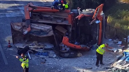 Ανατροπή φορτηγού στη Βουλιαγμένης: Τεράστιες ουρές